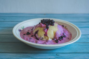 Kremalı ev yapımı yaban mersinli börek, dağlarda tipik Çek tatlısı. Taze yaban mersini. Tatlı meyveli hamur tatlısı. Çek mutfağı. Ahşap masada seramik antika kasede yemek..