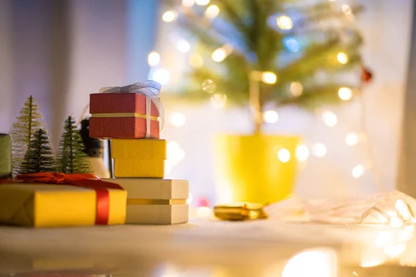 クリスマスツリーの背景に照明付きの新しい年のギフトボックス — ストック写真