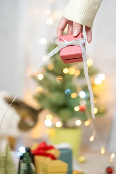 Femme Main Tenant Boîte Cadeau Nouvelle Année Avec Fond Arbre — Photo