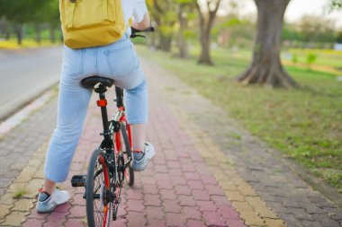 İlkbahar, mutlu ve neşeli Asyalı bir kadının bisiklet sürmesi konseptiyle geliyor.