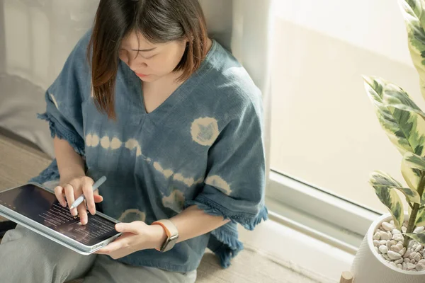 Asian Woman Use Tablet Meeting Working Home — Stock Photo, Image