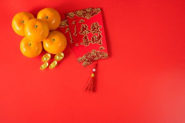 Kırmızı zarf turuncu ve altın kaplama Çin yeni yıl konsepti için düz dizayn kırmızı arka planda (İngilizce yazmayan metin)