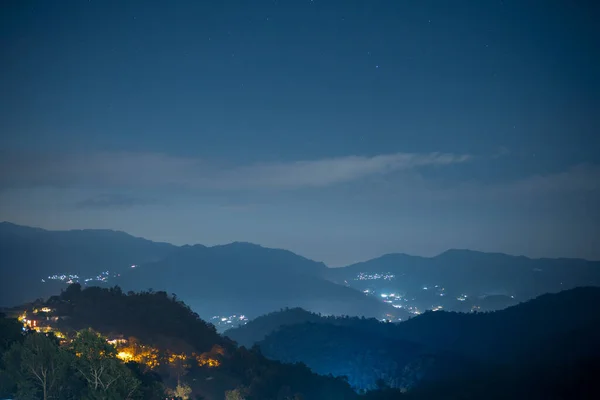Gece Gökyüzü Şehir Merkezinden Gelen Işık Ile Dağ Manzarası — Stok fotoğraf