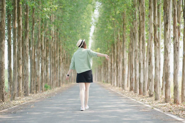 Azji Kobieta Szczęśliwy Podróży Relaksu Świeżym Powietrzu Sezonie Wiosennym — Zdjęcie stockowe