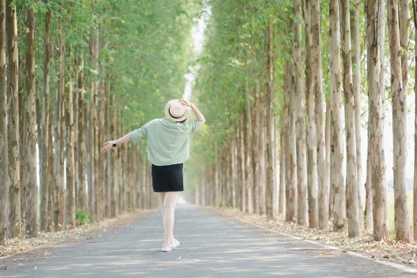 Azji Kobieta Szczęśliwy Podróży Relaksu Świeżym Powietrzu Sezonie Wiosennym — Zdjęcie stockowe