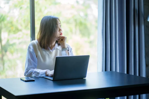 Asian Freelancer Woman Use Laptop Online Meeting Customer Her Home — Stock Photo, Image