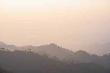 Gün batımı arkaplanlı dağın silueti ve panorama tabakası