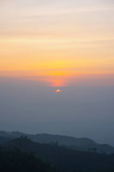 Silhueta Camada Panorâmica Montanha Com Fundo Pôr Sol — Fotografia de Stock