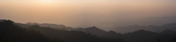 Gün Batımı Arkaplanlı Dağın Silueti Panorama Tabakası — Stok fotoğraf