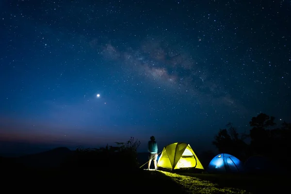 夏には流星とハイキングテントでミルキーな方法で — ストック写真