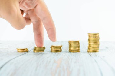 İş ve finans yatırımları ve altın sikke ile tasarruf etkinliği parmak oyunculuğu arka planda beyaz izole düzenleme