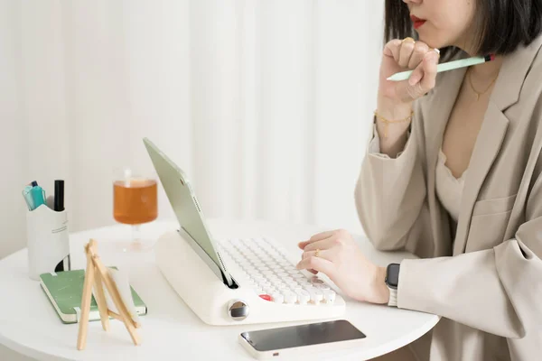 Asian Business Writer Woman Meeting Online Typing Use Retro Keyboard — Zdjęcie stockowe