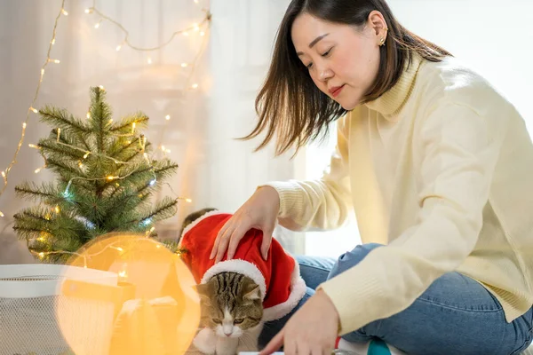 Asiatische Frau Lächelt Und Freut Sich Beim Schmücken Des Weihnachtsbaums — Stockfoto