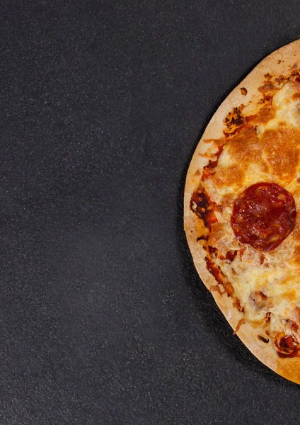 Samenstelling Van Close Van Verse Pizza Grijze Achtergrond Voedsel Menu — Stockfoto