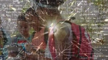 Akıllı telefon kullanarak çocukların üzerinde matematik formülleri ve veri işleme animasyonları. eğitim, bilim konsepti dijital olarak oluşturulmuş video.