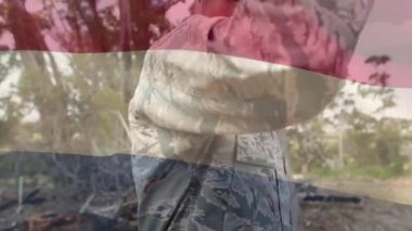 Hollanda bayrağının askerler üzerinde canlandırılması. küresel vatanseverlik, silahlı kuvvetler ve koruma kavramı dijital olarak oluşturulmuş video.