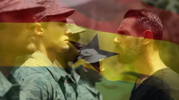 Animatie Van Vlag Van Ghana Boven Soldaten Mondiaal Patriottisme Strijdkrachten — Stockvideo