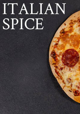 İtalyan baharat metninin kompozisyonu ve gri arka planda taze pizza. yiyecek menüsü ve şablon konsepti dijital olarak oluşturulmuş resim.