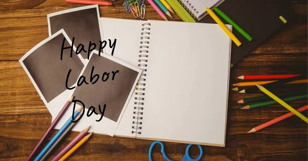 Ahşap masadaki çoklu okul ekipmanından mutlu işçi günü mesajları. İşçi bayramı konsepti