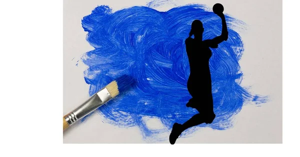 Silhouet Van Vrouwelijke Handbalspeler Tegen Blauwe Verf Vlek Verf Borstel — Stockfoto
