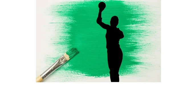 Silhouette Giocatore Pallamano Femminile Contro Macchia Vernice Verde Pennello Sfondo — Foto Stock