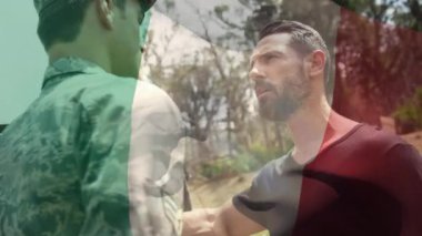Askerler üzerinde İtalyan bayrağının canlandırılması. küresel vatanseverlik, silahlı kuvvetler ve koruma kavramı dijital olarak oluşturulmuş video.
