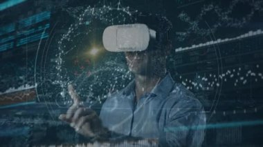 VR kulaklık takan adam üzerindeki bağlantı ağının animasyonu. küresel teknoloji, bağlantılar, veri işleme ve dijital arayüz kavramı dijital olarak oluşturulmuş video.