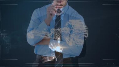 VR kulaklık takan adam üzerindeki bağlantı ağının animasyonu. küresel teknoloji, bağlantılar, veri işleme ve dijital arayüz kavramı dijital olarak oluşturulmuş video.