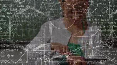 Tablet kullanan bir kızın üzerinde matematik formülleri ve veri işleme animasyonu. eğitim, bilim konsepti dijital olarak oluşturulmuş video.