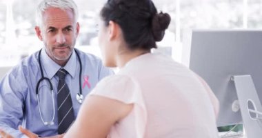 Kafkasyalı kadın ve kıdemli erkek doktor için göğüs kanseriyle mücadeleye katılma animasyonu. Göğüs kanseri pozitif farkındalık kampanyası konsepti dijital olarak üretildi.