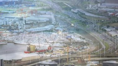 Şehir manzarası üzerindeki bağlantı ağının animasyonu. küresel sosyal medya, bağlantılar, veri işleme ve dijital arayüz kavramı dijital olarak oluşturulmuş video.