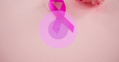 Arka planda pembe gül ve mor daireler üzerinde inancın animasyonu. Göğüs kanseri pozitif farkındalık kampanyası konsepti dijital olarak üretildi.