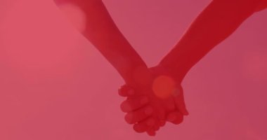 Kafkasyalı çiftin el ele tutuşması üzerine beyaz kalp animasyonu. bağlılık, evlilik, romantizm ve aşk konsepti dijital olarak oluşturulmuş video.