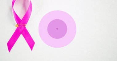 Beyaz arka planda pembe kurdeleli mor daireler üzerinde aşkın animasyonu. Göğüs kanseri pozitif farkındalık kampanyası konsepti dijital olarak üretildi.