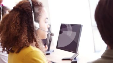 Telefon kulaklığı kullanan insanların veri işleme animasyonu. küresel bağlantılar, teknoloji ve dijital arayüz konsepti dijital olarak oluşturulmuş video.