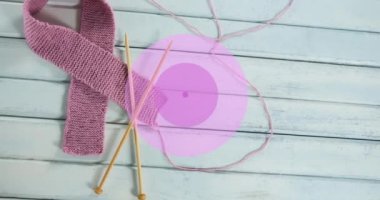 Beyaz ahşap arka planda mor daireler çizen bir kız gibi dövüşün animasyonu. Göğüs kanseri pozitif farkındalık kampanyası konsepti dijital olarak üretildi.