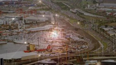 Şehir manzarası üzerindeki bağlantı ağının animasyonu. küresel sosyal medya, bağlantılar, veri işleme ve dijital arayüz kavramı dijital olarak oluşturulmuş video.