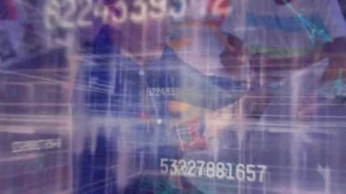 Akıllı telefon kullanan çocuklar üzerinde matematik formülleri ve veri işleme animasyonu.