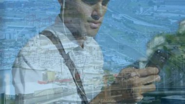 Şehir manzarası üzerinde akıllı telefon kullanan bir adamın animasyonu. küresel bağlantılar, teknoloji ve dijital arayüz konsepti dijital olarak oluşturulmuş video.