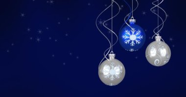 Mücevherlerin ve karın koyu mavi arka plana düşüşünün animasyonu. Noel, kış, gelenek ve kutlama konsepti dijital olarak oluşturulmuş video.