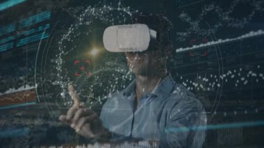 VR kulaklık takan adam üzerindeki bağlantı ağının animasyonu. küresel teknoloji, bağlantılar, veri işleme ve dijital arayüz kavramı dijital olarak oluşturulmuş video.