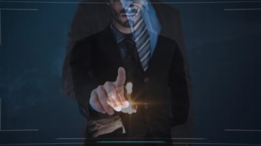 VR kulaklık takan adam üzerindeki bağlantı ağının animasyonu. küresel teknoloji, bağlantılar, veri işleme ve dijital arayüz kavramı dijital olarak oluşturulmuş video.