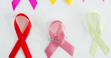 Beyaz arka planda renkli kurdelelerin canlandırılması. Göğüs kanseri pozitif farkındalık kampanyası konsepti dijital olarak üretildi.