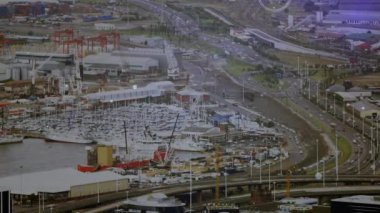 Şehir manzarası üzerindeki bağlantı ağının animasyonu. küresel sosyal medya, bağlantılar, veri işleme ve dijital arayüz kavramı dijital olarak oluşturulmuş video.