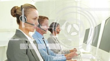 Telefon kulaklığı kullanan insanların veri işleme animasyonu. küresel bağlantılar, teknoloji ve dijital arayüz konsepti dijital olarak oluşturulmuş video.