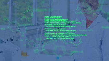 Kadın bilim adamları laboratuarında veri işleme animasyonu. küresel güvenlik, veri işleme, bilim, dijital olarak üretilen video.