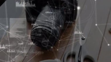 Kahve ve kamera üzerindeki bağlantı ağlarının animasyonu. küresel bağlantılar, teknoloji ve dijital arayüz konsepti dijital olarak oluşturulmuş video.
