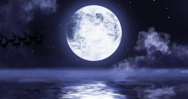 Noel Baba kızağı silueti ve arka planda ay ve su üzerinde uçan ren geyiği. Noel ve tatil konsepti.