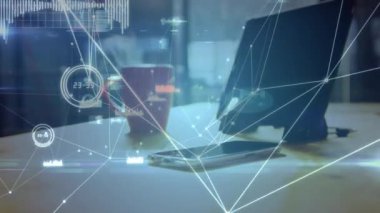 Kahve ve bilgisayar üzerinden bağlantı ağlarının animasyonu. küresel bağlantılar, teknoloji ve dijital arayüz konsepti dijital olarak oluşturulmuş video.