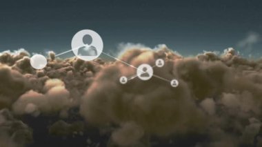 Bulutların üzerindeki simgelerle bağlantı ağının animasyonu. küresel bağlantılar, veri işleme ve dijital arayüz konsepti dijital olarak oluşturulmuş video.